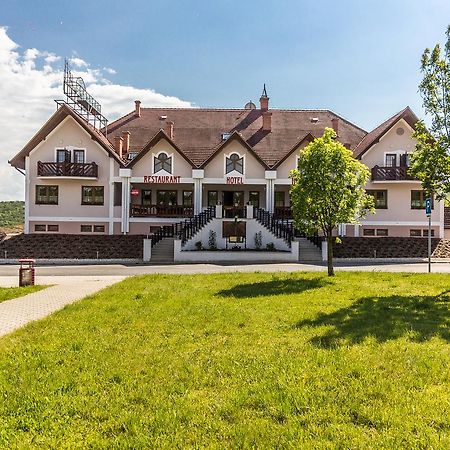 M1 Szeker Csarda Hotel Es Etterem Obarok Zewnętrze zdjęcie