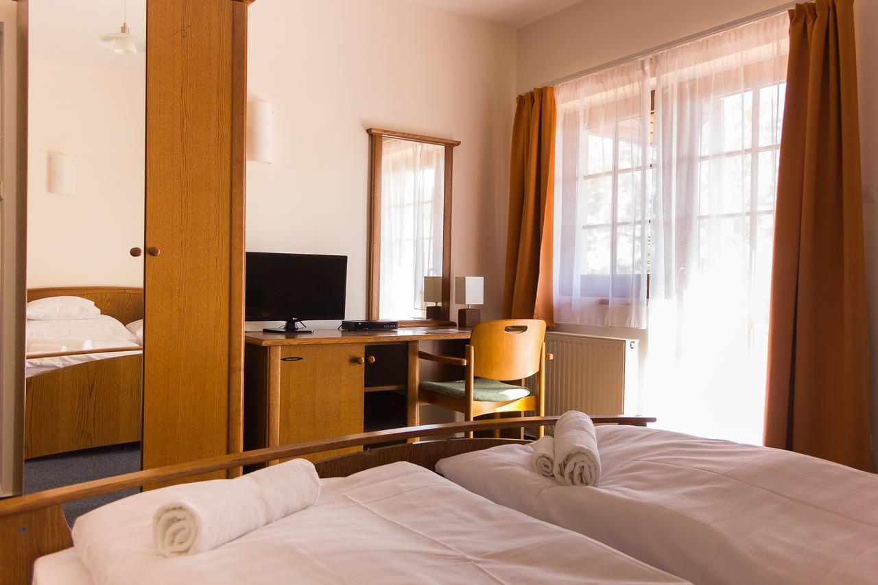 M1 Szeker Csarda Hotel Es Etterem Obarok Zewnętrze zdjęcie