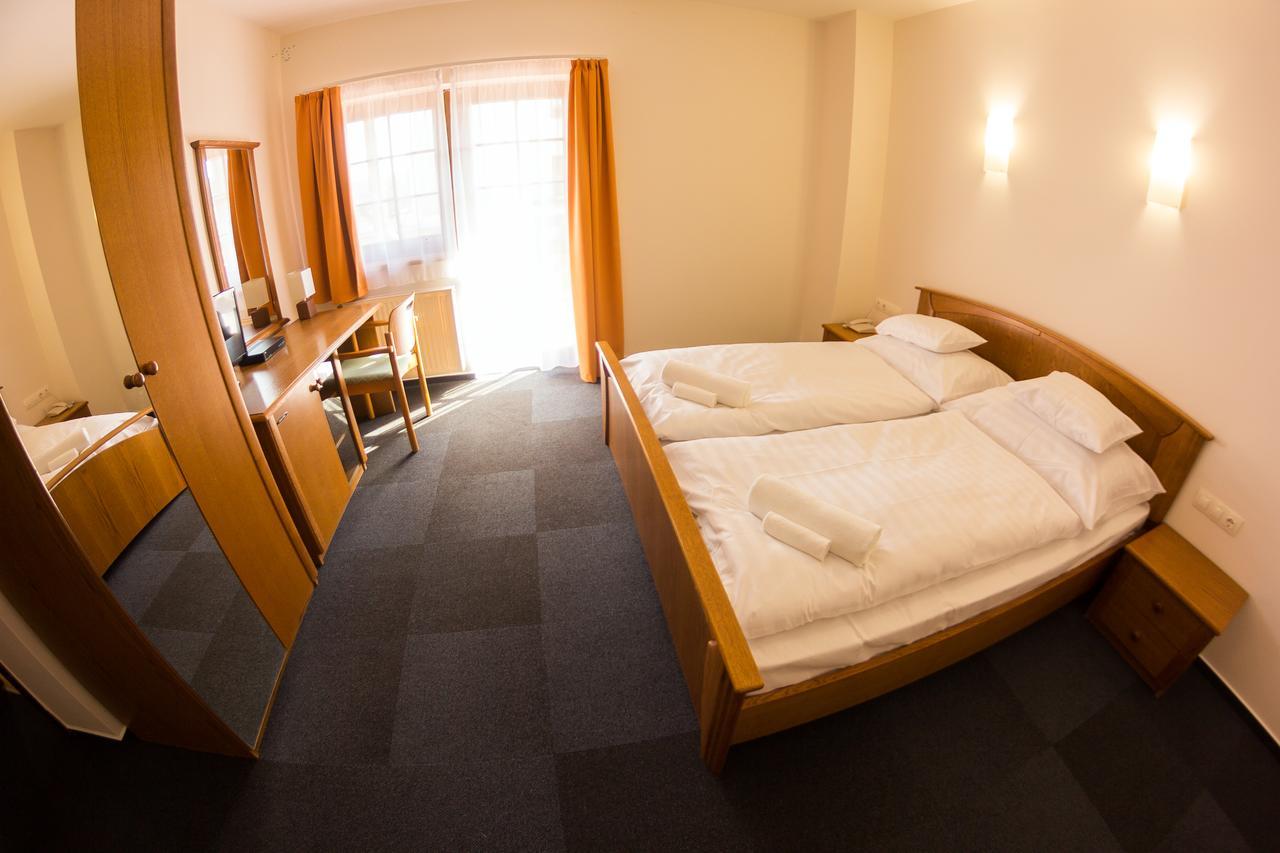 M1 Szeker Csarda Hotel Es Etterem Obarok Zewnętrze zdjęcie