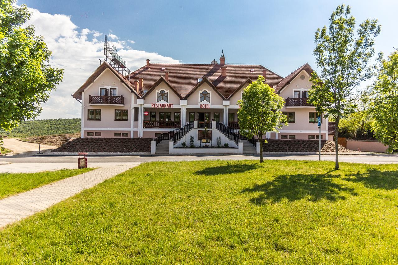 M1 Szeker Csarda Hotel Es Etterem Obarok Zewnętrze zdjęcie