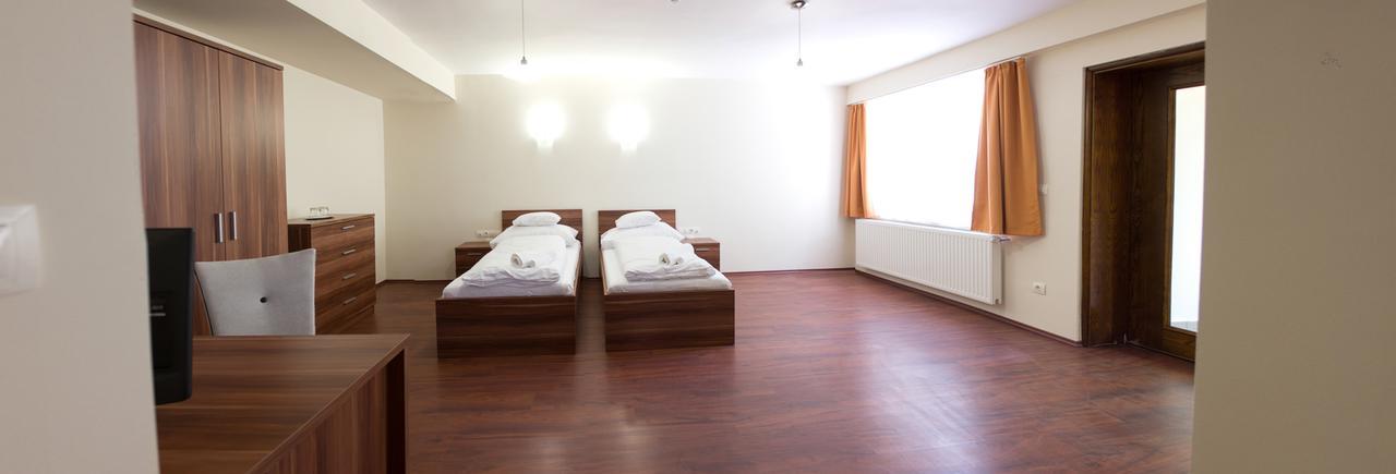 M1 Szeker Csarda Hotel Es Etterem Obarok Zewnętrze zdjęcie